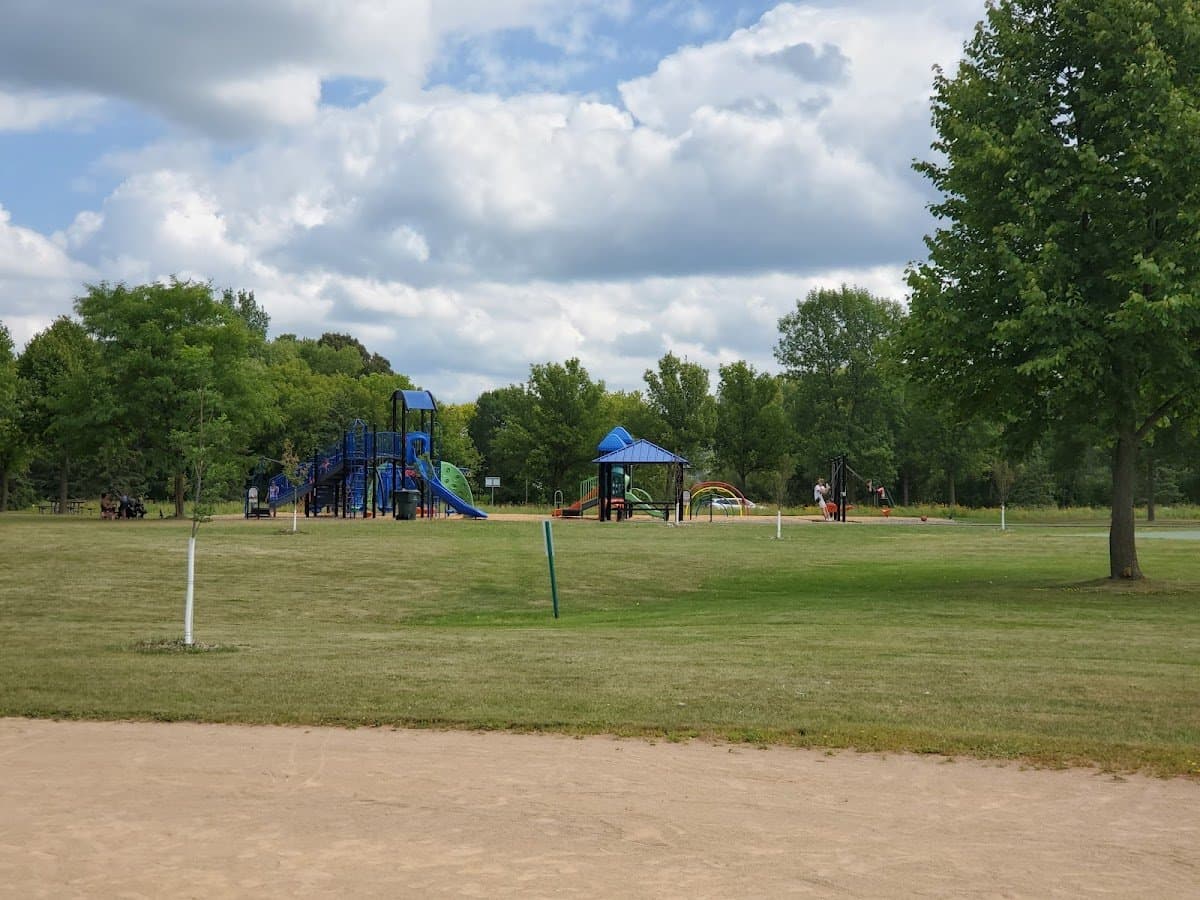 Rice Marsh Lake Park (Tennis Court)